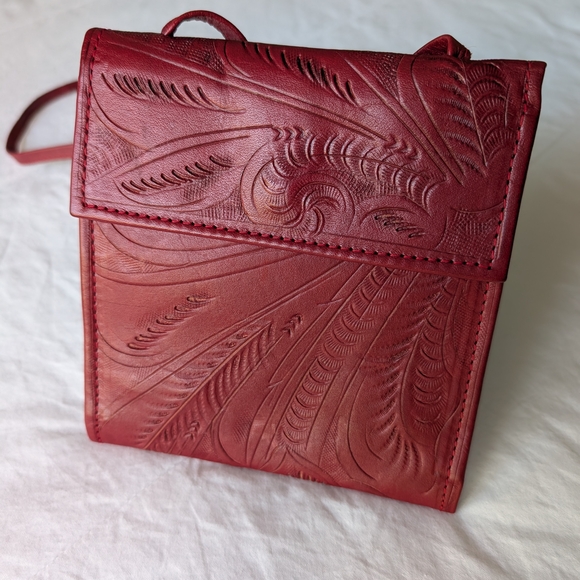 JL Saldivar Red Leather Crossbody Bag - Picture 1 of 8